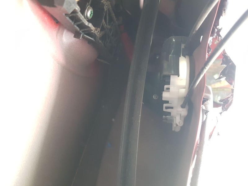 Recambio de cerradura puerta trasera derecha para toyota yaris (_p13_) 1.5 (nsp131_) referencia OEM IAM 690500D320  