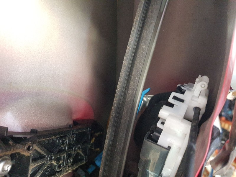 Recambio de cerradura puerta trasera izquierda para toyota yaris (_p13_) 1.5 (nsp131_) referencia OEM IAM 690600D320  