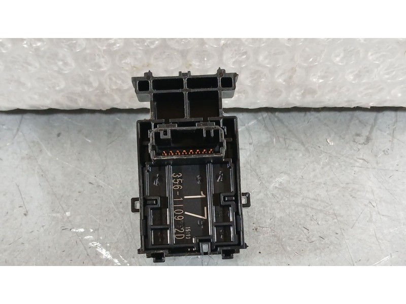 Recambio de mando elevalunas trasero izquierdo para toyota yaris (_p21_, _pa1_, _ph1_) 1.5 hybrid (mxph11) referencia OEM IAM 84