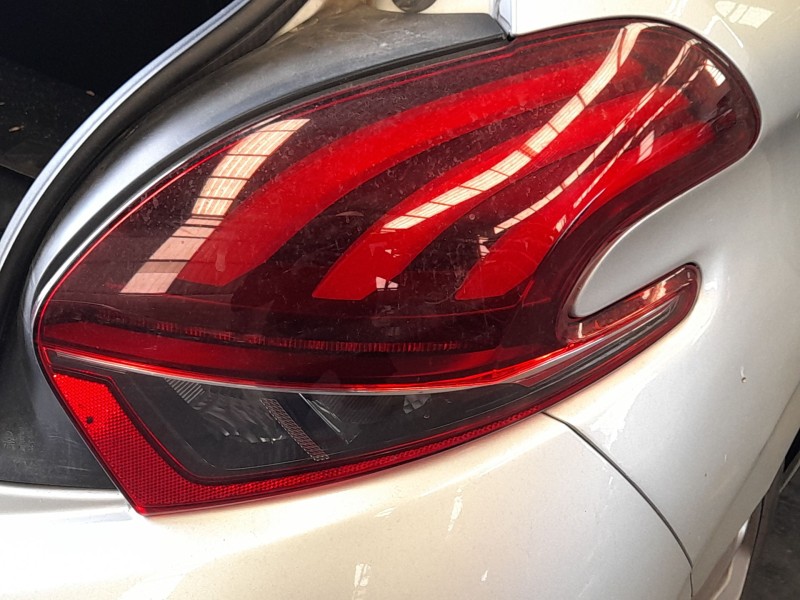 Recambio de piloto trasero derecho para peugeot 208 i (ca_, cc_) 1.6 bluehdi 100 referencia OEM IAM 9825601180  