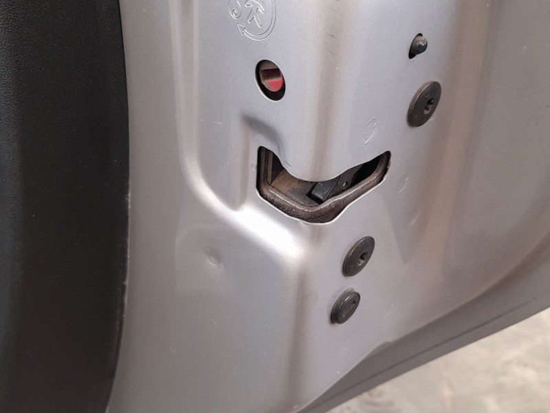 Recambio de cerradura puerta trasera derecha para peugeot 208 i (ca_, cc_) 1.6 bluehdi 100 referencia OEM IAM 9812501180  