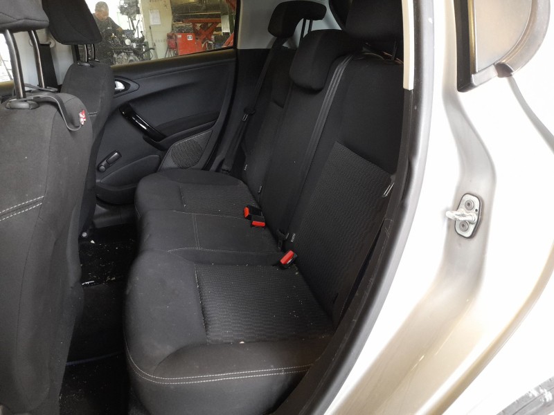 Recambio de asientos traseros para peugeot 208 i (ca_, cc_) 1.6 bluehdi 100 referencia OEM IAM   