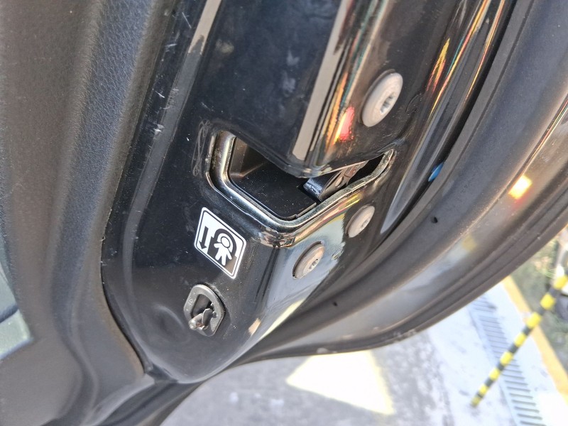 Recambio de cerradura puerta trasera derecha para toyota yaris (_p13_) 1.5 hybrid (nhp130_) referencia OEM IAM 690500D310  