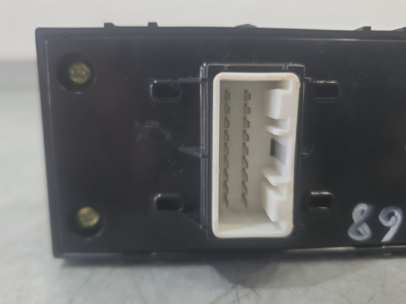 Recambio de mando elevalunas delantero izquierdo para kia sportage iv (ql, qle) 1.6 gdi referencia OEM IAM 93571F1000 C/ MANDO R