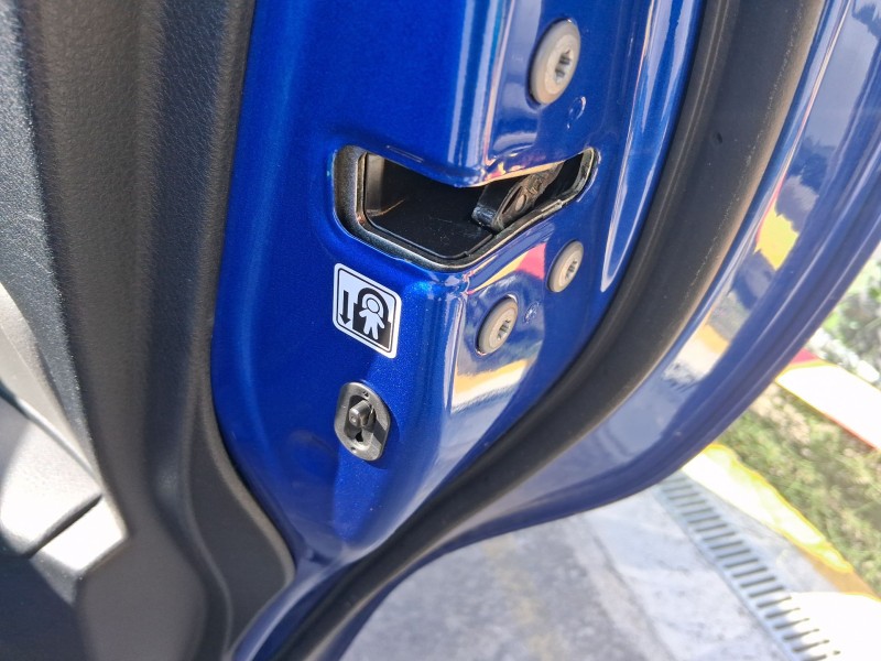 Recambio de cerradura puerta trasera derecha para toyota yaris (_p13_) 1.5 (nsp131_) referencia OEM IAM 69050K0040  