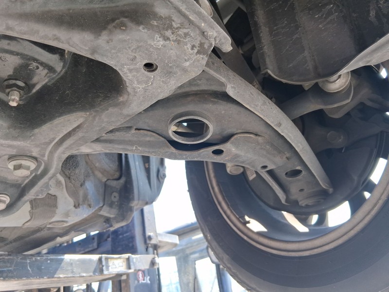 Recambio de brazo suspension inferior delantero izquierdo para toyota yaris (_p13_) 1.5 (nsp131_) referencia OEM IAM 48069K0020 
