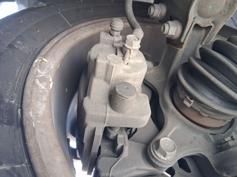 Recambio de pinza freno delantera derecha para toyota yaris (_p13_) 1.5 (nsp131_) referencia OEM IAM 47730K0030  