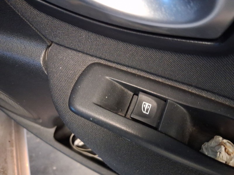 Recambio de mando elevalunas trasero derecho para renault megane iii hatchback (bz0/1_, b3_) 1.5 dci referencia OEM IAM 25401000