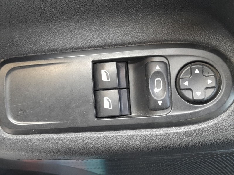 Recambio de mando elevalunas delantero derecho para citroën c3 ii (sc_) 1.0 vti 68 referencia OEM IAM 6490CH  