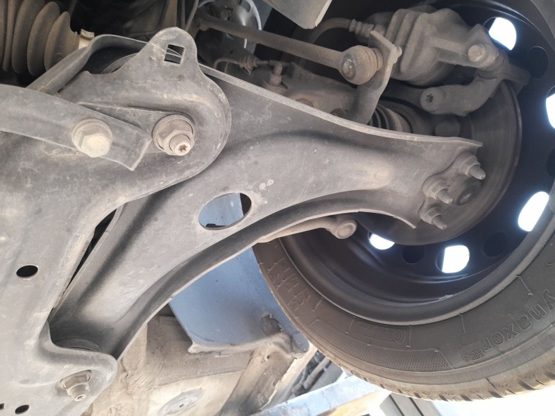Recambio de brazo suspension inferior delantero izquierdo para citroën c3 ii (sc_) 1.0 vti 68 referencia OEM IAM 1673629480  