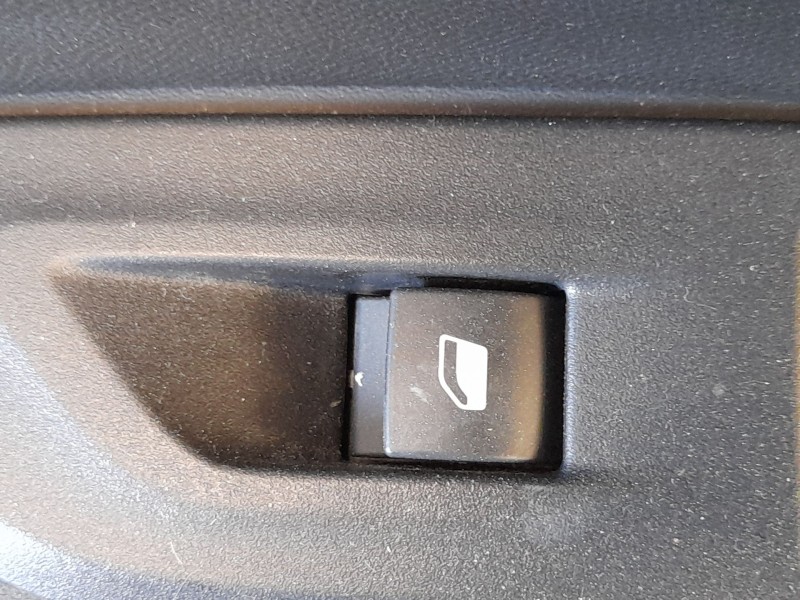 Recambio de mando elevalunas trasero derecho para peugeot 2008 ii (ud_, us_, uy_, uj_, ur_, uc_) 1.2 puretech 130 referencia OEM