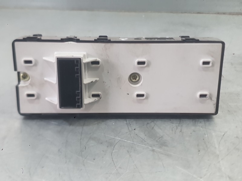 Recambio de mando elevalunas delantero izquierdo para kia stonic (yb) 1.0 t-gdi referencia OEM IAM 93571H8100  
