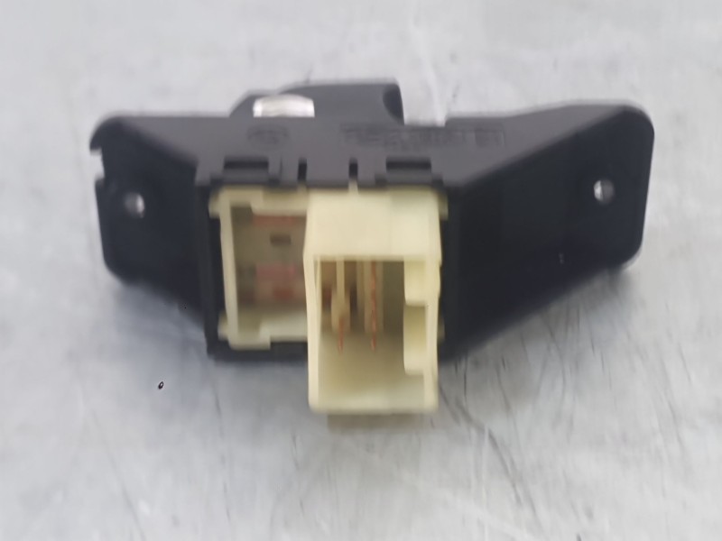 Recambio de mando elevalunas trasero izquierdo para kia stonic (yb) 1.0 t-gdi referencia OEM IAM 93576H8000  