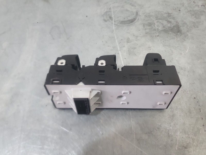 Recambio de mando elevalunas delantero izquierdo para kia stonic (yb) 1.0 t-gdi referencia OEM IAM 93571H8100  