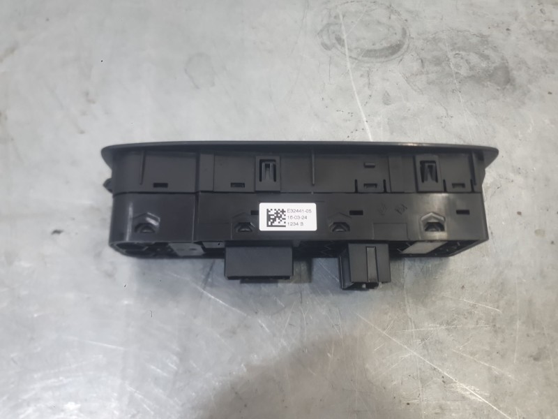 Recambio de mando elevalunas delantero izquierdo para renault megane iv hatchback (b9a/m/n_) 1.2 tce 100 (b9ms) referencia OEM I