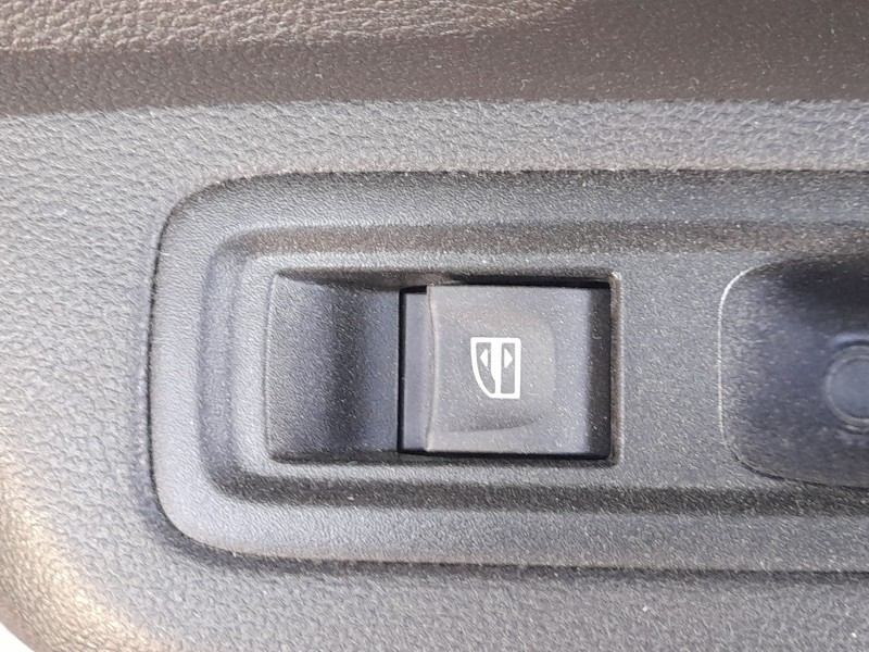 Recambio de mando elevalunas trasero derecho para dacia sandero iii 1.0 tce 90 eco-g referencia OEM IAM 254118439R  