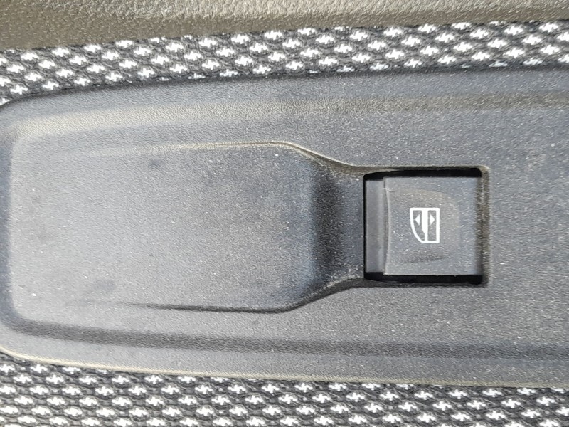 Recambio de mando elevalunas delantero derecho para dacia sandero iii 1.0 tce 90 eco-g referencia OEM IAM 254118044R  