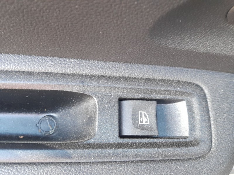 Recambio de mando elevalunas trasero izquierdo para dacia sandero iii 1.0 tce 90 eco-g referencia OEM IAM 254118439R  