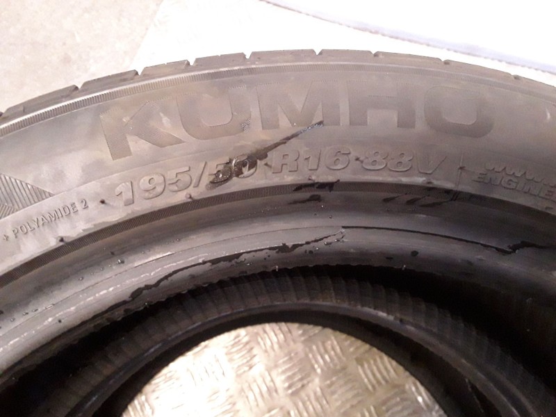 Recambio de neumatico pareja para neumaticos reutilizados - referencia OEM IAM 195501688V KUMHO 195/50/16/88V