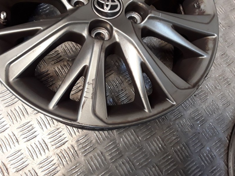Recambio de juego llantas aluminio para toyota yaris (_p13_) 1.5 (nsp131_) referencia OEM IAM 5X15 4 TORN ETT39 ALUMINIO ROZADAS