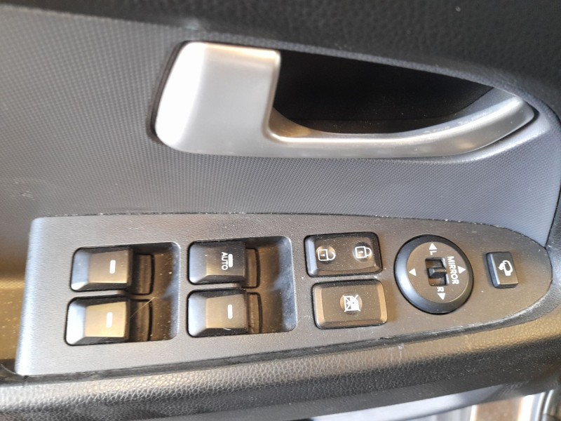 Recambio de mando elevalunas delantero izquierdo para kia sportage iii (sl) 2.0 crdi referencia OEM IAM 935713W300GAH C/MANDO RE