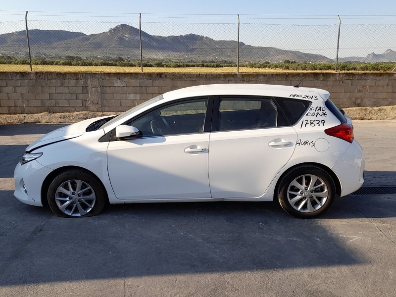 toyota auris (_e18_) del año 2013