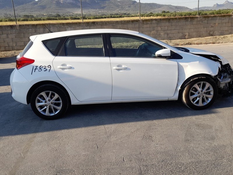 toyota auris (_e18_) del año 2013