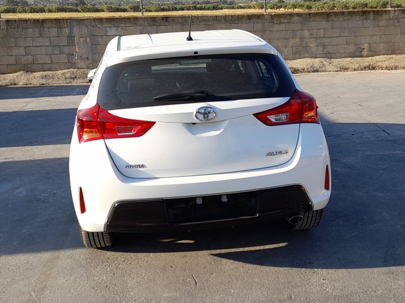 toyota auris (_e18_) del año 2013