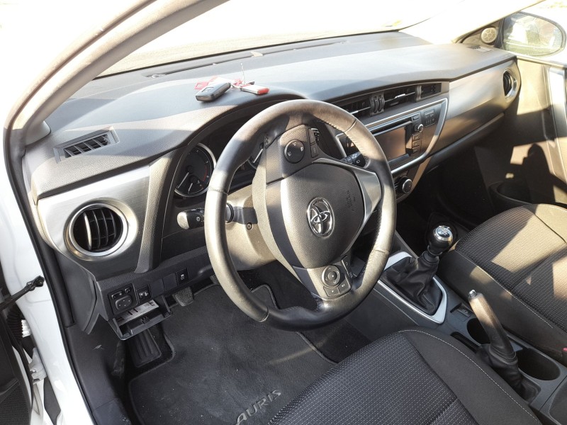 toyota auris (_e18_) del año 2013