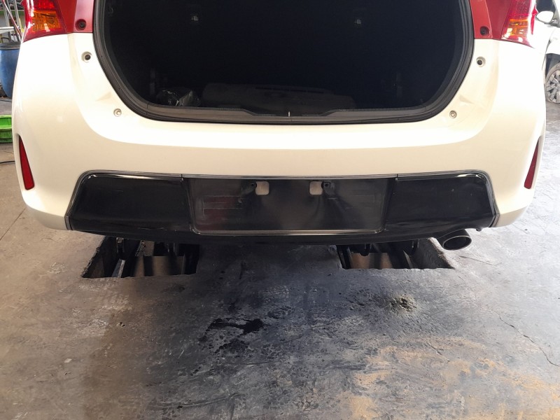 Recambio de paragolpes trasero para toyota auris (_e18_) 2.0 d-4d (ade186_) referencia OEM IAM 5215902997  