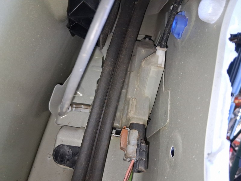 Recambio de cerradura puerta trasera derecha para kia carens iv 1.7 crdi referencia OEM IAM 81420A4030  