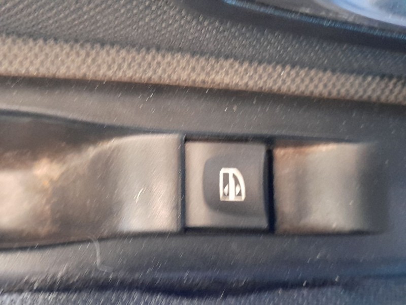 Recambio de mando elevalunas trasero izquierdo para renault grand scénic iii (jz0/1_) 1.5 dci referencia OEM IAM 254010003R  