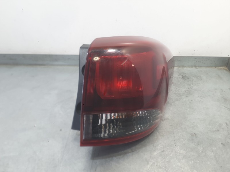 Recambio de piloto trasero derecho exterior para kia carens iv 1.7 crdi referencia OEM IAM 92402A4020  
