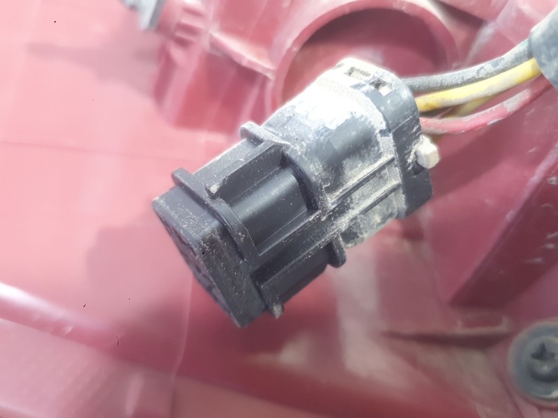 Recambio de piloto trasero derecho exterior para kia carens iv 1.7 crdi referencia OEM IAM 92402A4020  