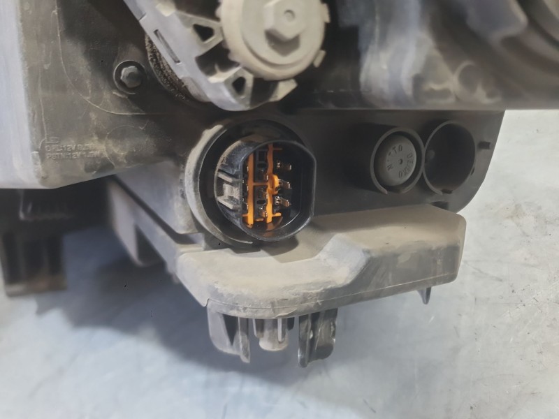 Recambio de faro derecho para kia carens iv 1.7 crdi referencia OEM IAM 92102A4180  