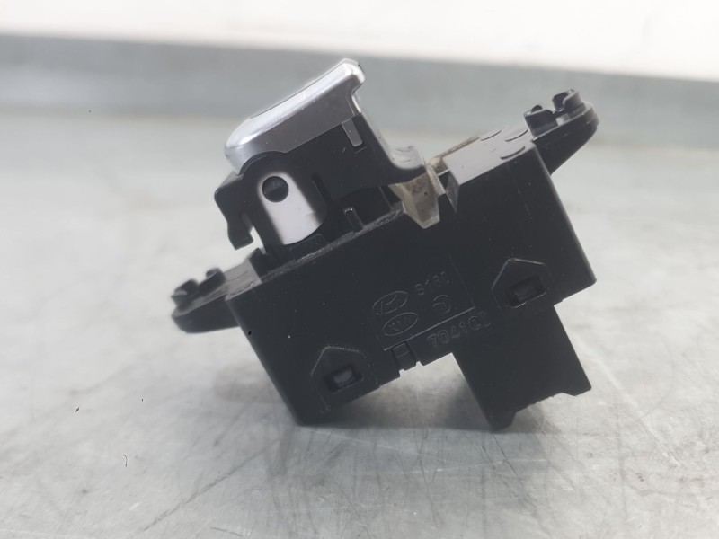 Recambio de mando elevalunas trasero derecho para kia carens iv 1.7 crdi referencia OEM IAM 93580A4000CA  