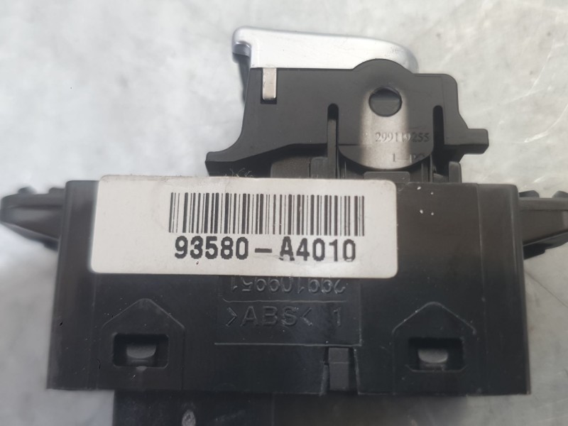 Recambio de mando elevalunas trasero derecho para kia carens iv 1.7 crdi referencia OEM IAM 93580A4000CA  