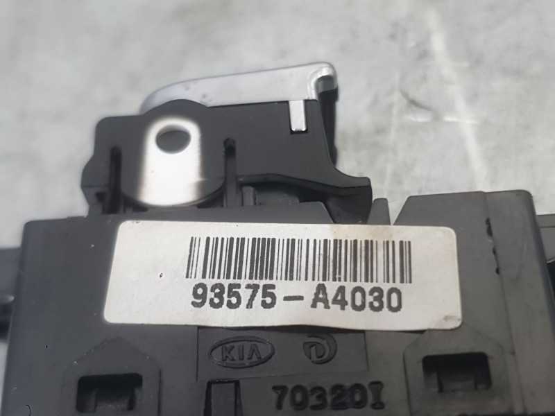 Recambio de mando elevalunas delantero derecho para kia carens iv 1.7 crdi referencia OEM IAM 93575A4030CA  