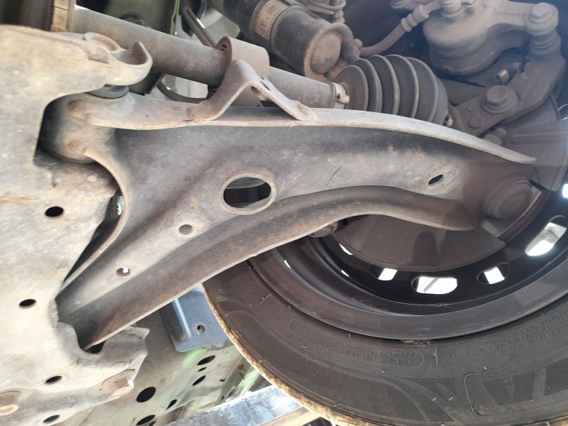 Recambio de brazo suspension inferior delantero izquierdo para mazda 2 (de_, dh_) 1.4 mzr-cd referencia OEM IAM D65134350E  