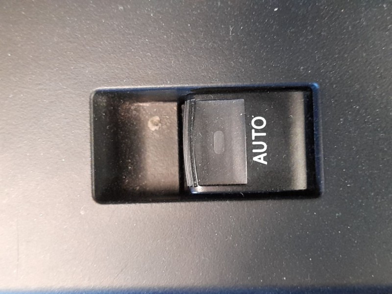 Recambio de mando elevalunas trasero derecho para toyota auris (-e18) 1.8 hybrid (zwee186) referencia OEM IAM 8481002140  