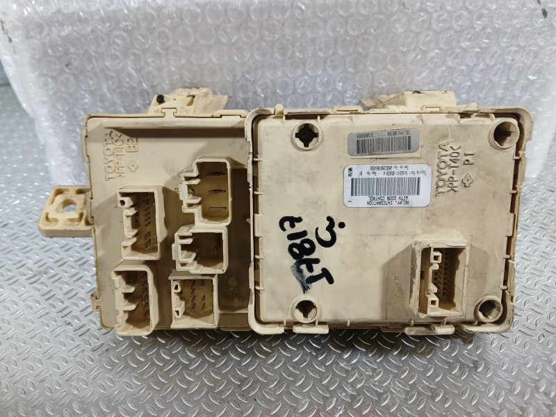 Recambio de caja reles / fusibles para toyota avensis sedán (_t25_) 2.0 (azt250_) referencia OEM IAM 8274105040  