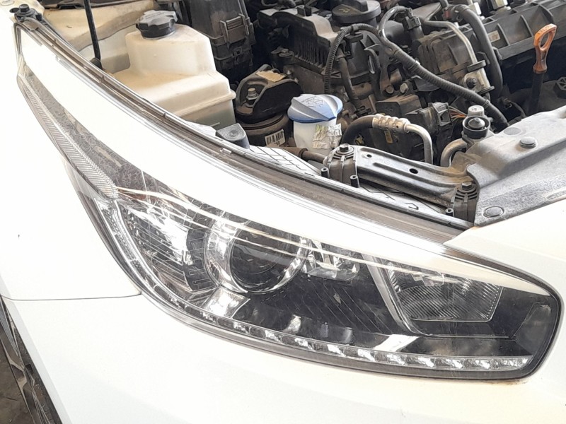 Recambio de faro derecho para kia cee´d sportswagon (jd) 1.6 crdi 136 referencia OEM IAM 92102A2220  