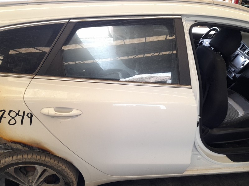 Recambio de puerta trasera derecha para kia cee´d sportswagon (jd) 1.6 crdi 136 referencia OEM IAM 77004A2200  
