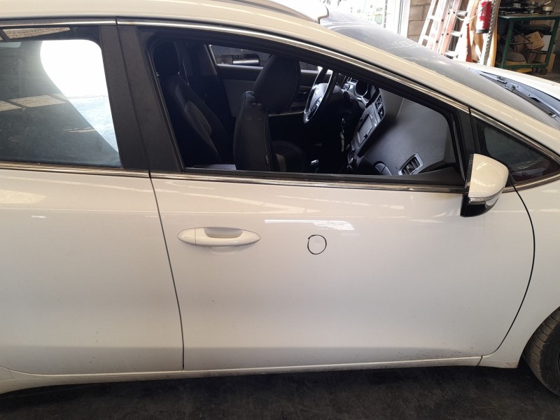 Recambio de puerta delantera derecha para kia cee´d sportswagon (jd) 1.6 crdi 136 referencia OEM IAM 76004A2000 TOCADA 