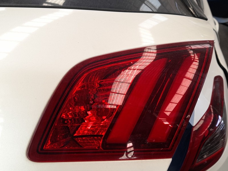 Recambio de piloto trasero derecho interior para peugeot 308 ii (lb_, lp_, lw_, lh_, l3_) 1.2 thp 130 referencia OEM IAM 9677818