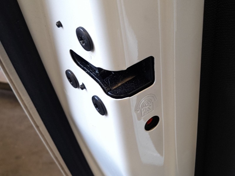 Recambio de cerradura puerta trasera izquierda para peugeot 308 ii (lb_, lp_, lw_, lh_, l3_) 1.2 thp 130 referencia OEM IAM 9826