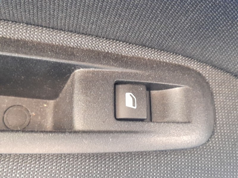 Recambio de mando elevalunas trasero izquierdo para peugeot 308 ii (lb_, lp_, lw_, lh_, l3_) 1.2 thp 130 referencia OEM IAM 9676