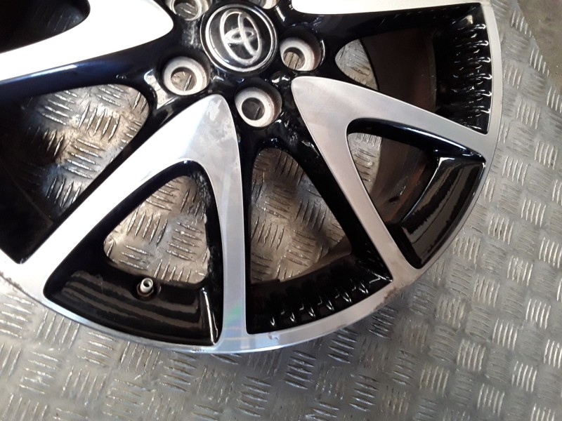 Recambio de llanta aluminio para toyota yaris (_p21_, _pa1_, _ph1_) 1.5 hybrid (mxph11) referencia OEM IAM 6.5X17 5 TORN ET50 AL