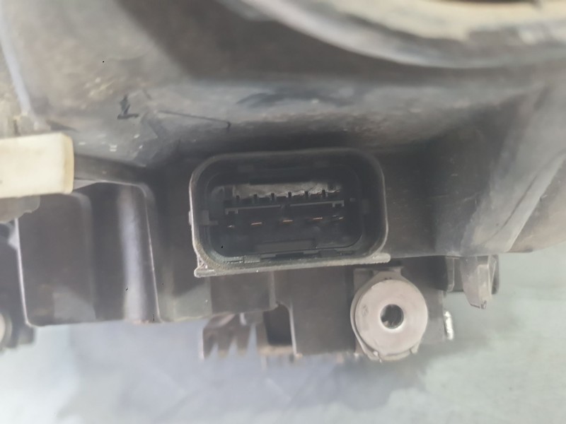 Recambio de faro derecho para bmw 1 (f20) 116 d referencia OEM IAM 63117229672  