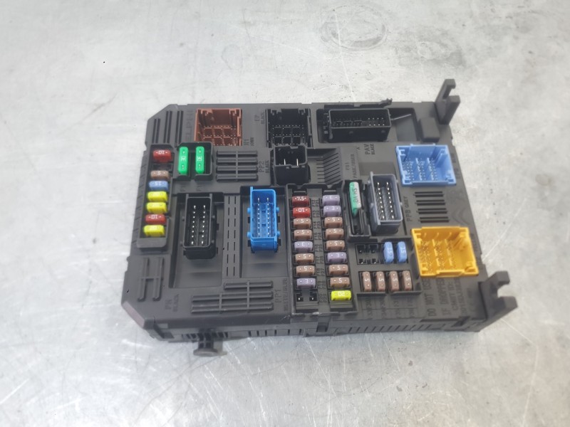 Recambio de caja reles / fusibles para peugeot 3008 ii suv (mc_, mr_, mj_, m4_) 1.5 bluehdi 130 referencia OEM IAM 9810296180  